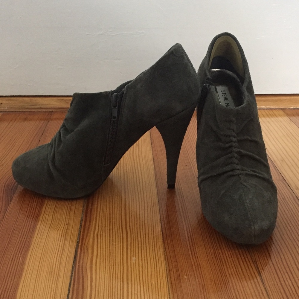 Steve Madden grey suede heel bootie in size 7